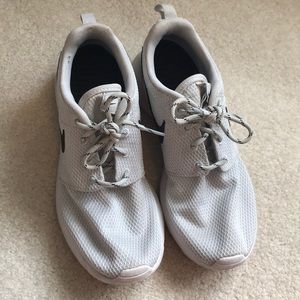 light gray nike roshe